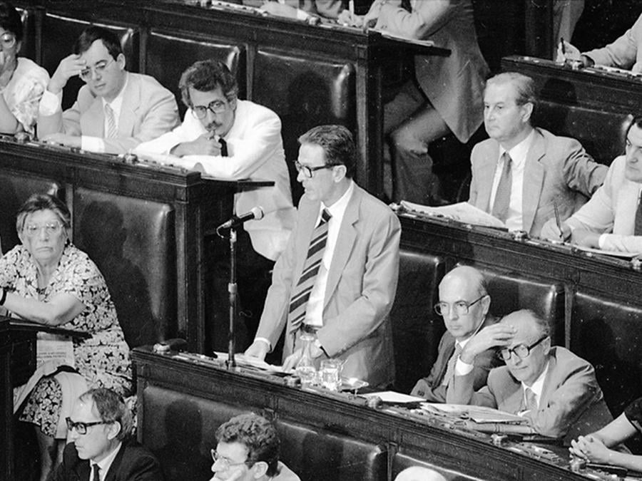 Alla Camera,accanto al segretario del Partito Comunista Italiano Enrico Berlinguer,  10 agosto 1983 (ANSA)