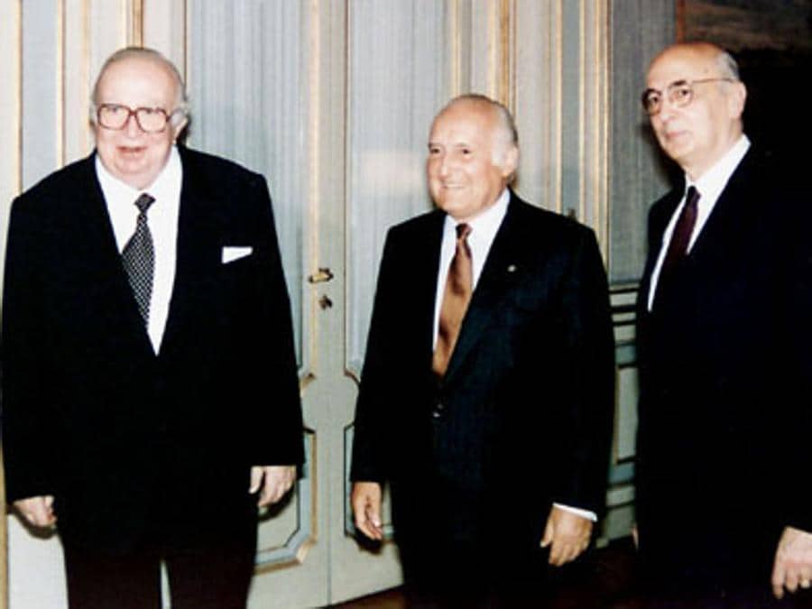 Il Presidente della Repubblica Oscar Luigi Scalfaro con il Presidente del Senato Giovanni Spadolini e della Camera dei Deputati Giorgio Napolitano, 26 luglio 1993. (ANSA/ Quirinale)