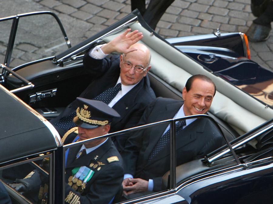 Nel 2006, con il premier Silvio Berlusconi a bordo dell'auto presidenziale (Cesare Martucci /ANSA /JI)