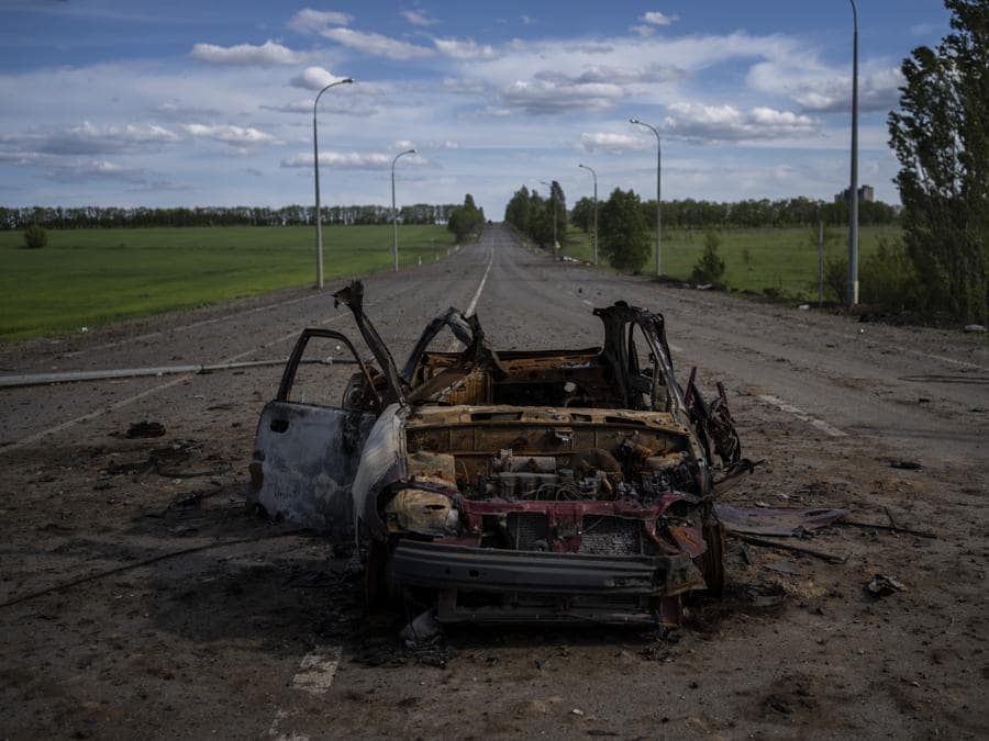 Un veicolo distrutto giace nel mezzo di una strada nel nord di Kharkiv, nell’est dell’Ucraina. (AP Photo/Bernat Armangue)