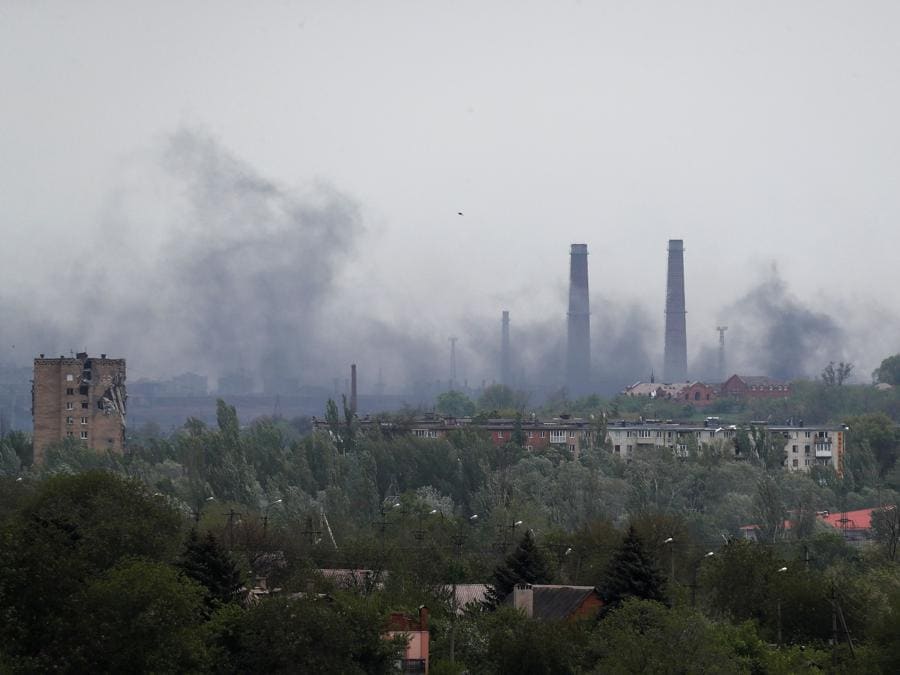Il fumo sale sopra uno stabilimento di Azovstal Iron and Steel Works durante il conflitto Ucraina-Russia nella città portuale meridionale di Mariupol. (REUTERS/Alexander Ermochenko)