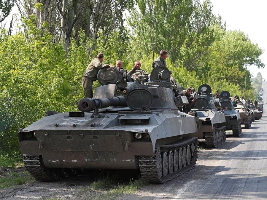 Membri in servizio delle truppe filo-russe sono visti in cima a veicoli blindati durante il conflitto Ucraina-Russia fuori Donetsk. (REUTERS/Alexander Ermochenko)