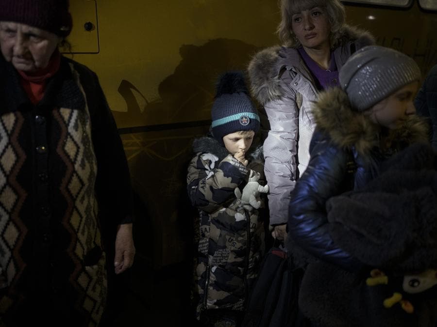 Gli sfollati interni di Mariupol e delle città vicine arrivano a Zaporizhzhia. (AP Photo/Felipe Dana)
