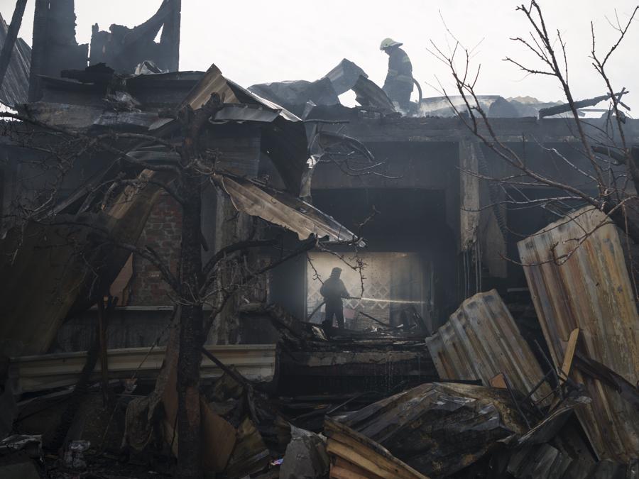 I vigili del fuoco lavorano per spegnere un incendio in una casa dopo un attacco russo a Kharkiv (AP Photo/Felipe Dana)