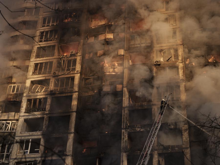 I vigili del fuoco ucraini lavorano in un condominio dopo l’attentato a Kiev, in Ucraina. (AP Photo/Felipe Dana)