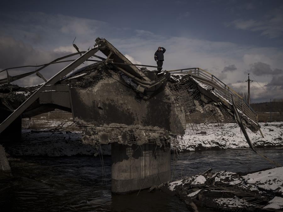 Un uomo si trova in cima a un ponte distrutto a Irpin, alla periferia di Kiev, in Ucraina. (AP Photo/Felipe Dana)