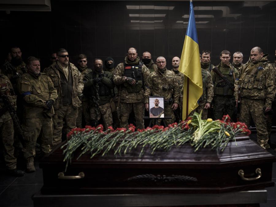 I militari ucraini partecipano alla cerimonia funebre del marine Alexandr Khovtun, a Kiev. Khovtun morì in combattimento nella città di Huta-Mezhyhirska, a nord di Kiev. (AP Photo/Felipe Dana)
