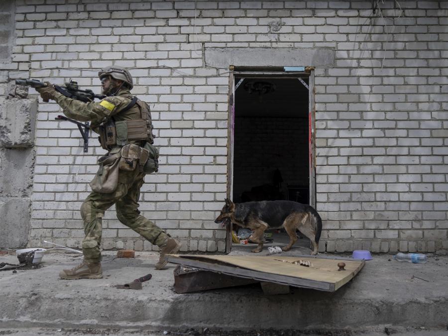 Un militare ucraino pattuglia durante una missione di ricognizione in un villaggio recentemente riconquistato alla periferia di Kharkiv, Ucraina orientale. (AP Photo/Mstyslav Chernov)