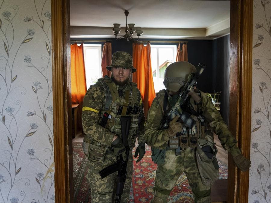 I militari ucraini ispezionano una casa durante una missione di ricognizione in un villaggio recentemente riconquistato alla periferia di Kharkiv, Ucraina orientale. (AP Photo/Mstyslav Chernov)