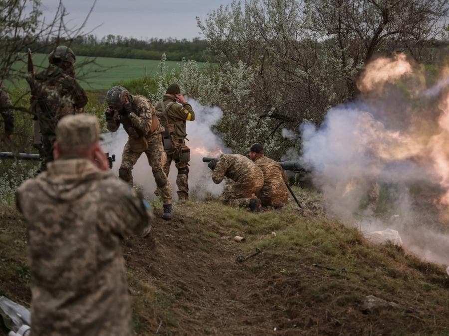 I militari ucraini delle forze di difesa territoriale sparano con un lanciagranate anticarro mentre prendono parte a un’esercitazione, durante l’invasione russa dell’Ucraina, nella regione di Dnipropetrovsk. (REUTERS/Gleb Garanich)