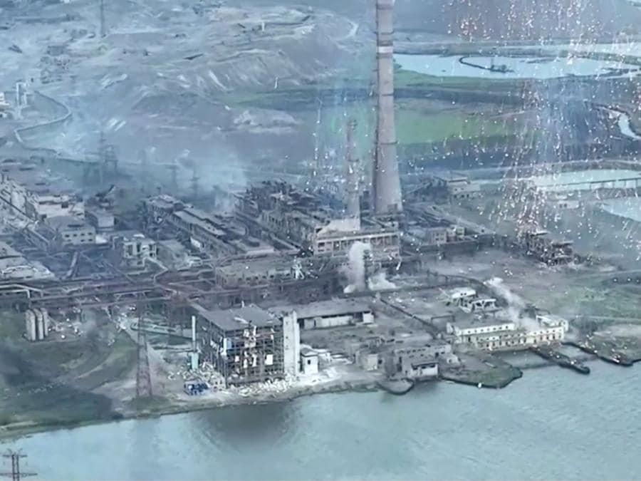 Il porto di Mariupol e l’acciaieria Azovstal (REUTERS)