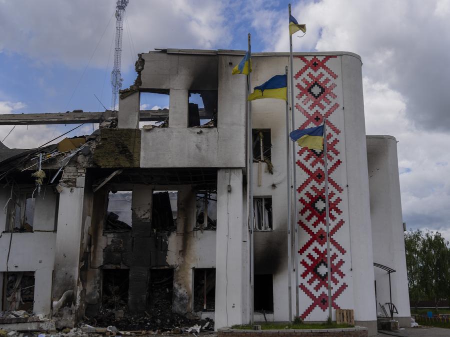 Il centro culturale distrutto di Derhachi (AP Photo/Bernat Armangue)