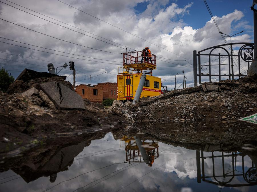 Riparazione delle linee elettriche nel distretto di Saltivka (Photo by Dimitar Dilkoff / AFP)