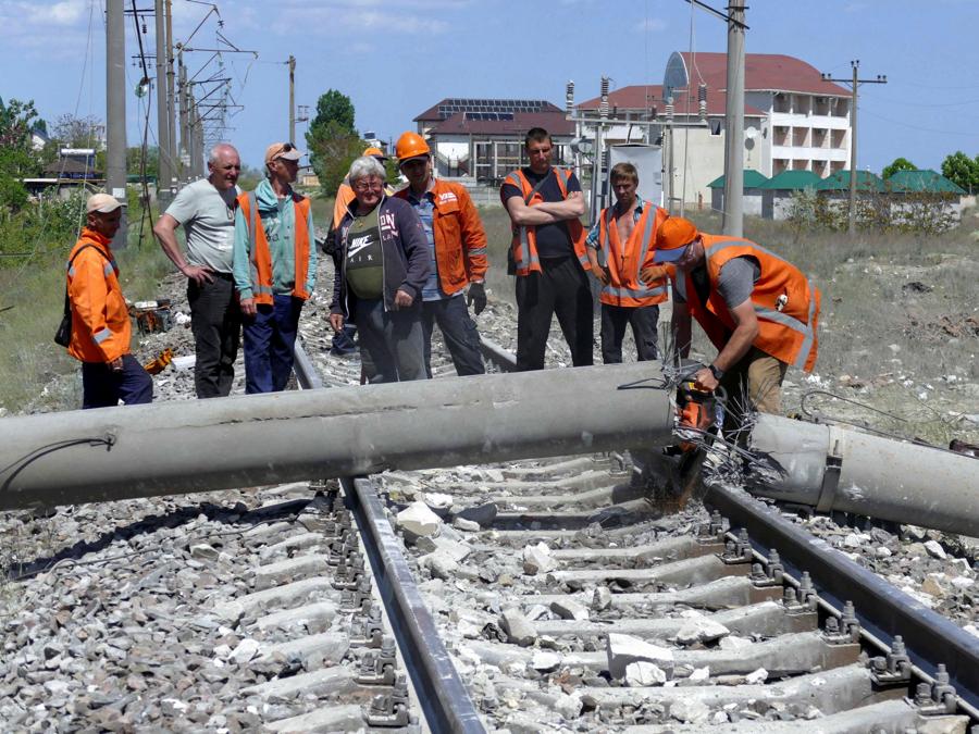Danni alla linea ferroviaria presso Zatoka, nella regione di Odessa (REUTERS/Igor Tkachenko)
