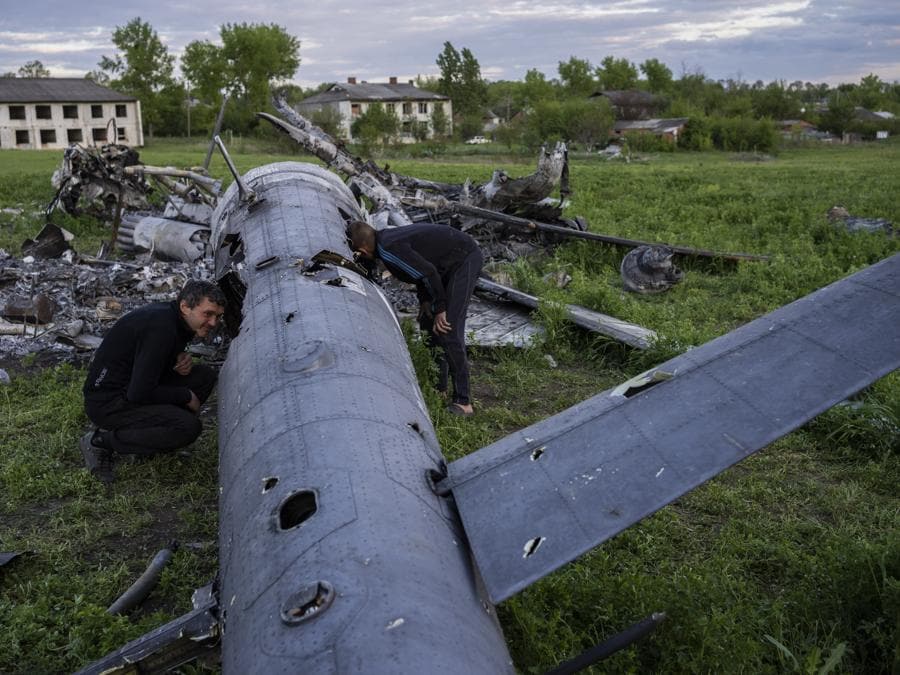 I resti di un elicottero russo a Malaya Rohan, presso Kharkiv  (AP Photo/Bernat Armangue)