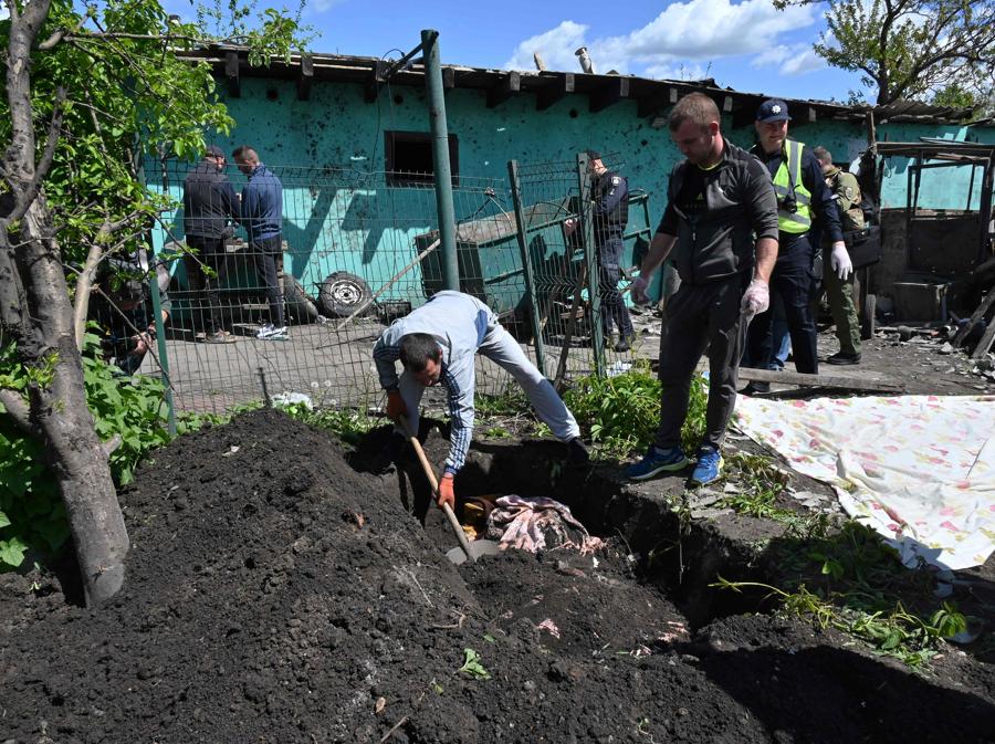 Riesumazioni nella cittadina di  Mala Rogan, presso Kharkiv (Photo by Sergey Bobok / AFP)