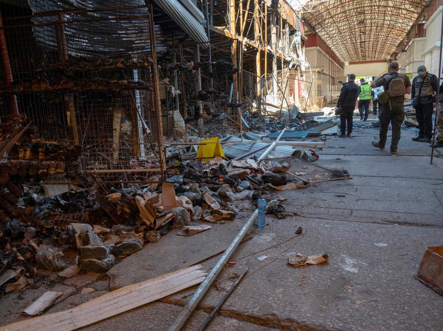 Il grande magazzino  "Barabashovo" distrutto a  Kharkiv  (Photo by Sergey Bobok / AFP)