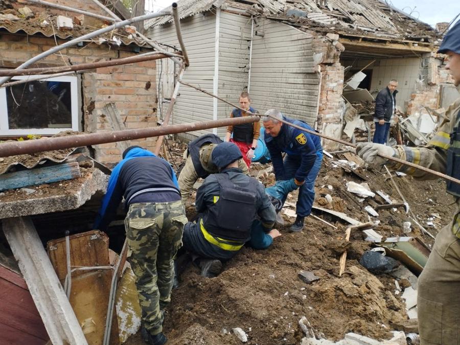 Il recupero di corpi sotto le macerie a  Bakhmut, nella regione di Donetsk (Donetsk Region Police/Handout via REUTERS)