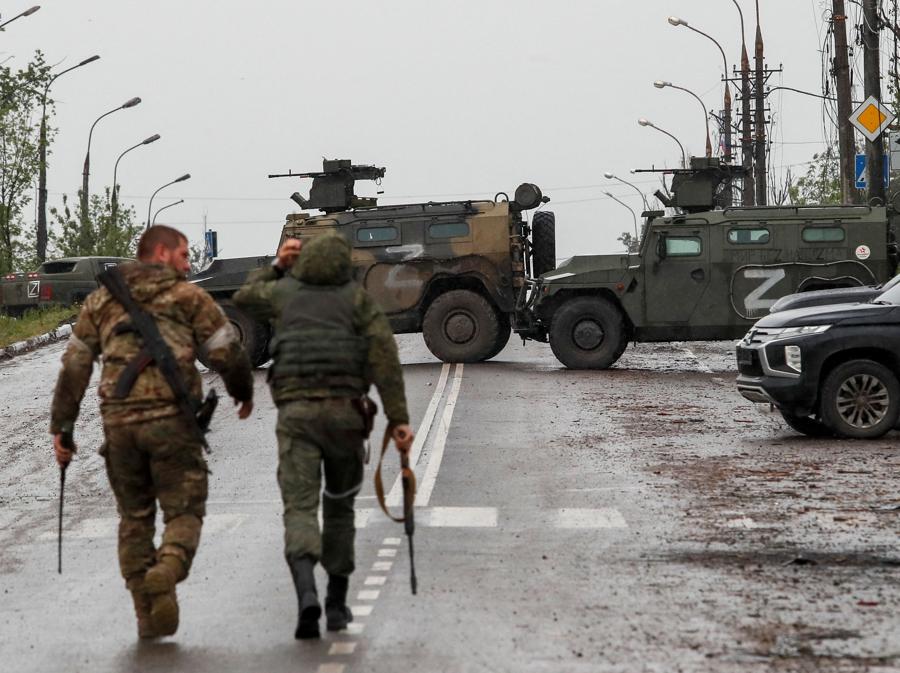 Milizie filorusse nei pressi dell’acciaieria  Azovstal di Mariupol (REUTERS/Alexander Ermochenko)