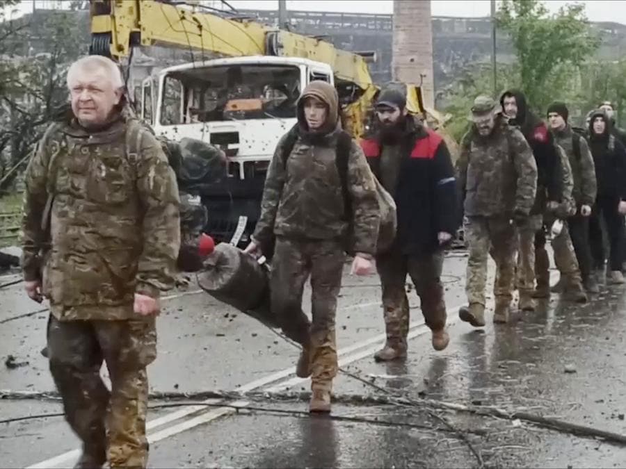 Il trasferimento dei prigionieri ucraini dall’acciaieria di  Azovstal a  Mariupol (Russian Defense Ministry Press Service via AP)