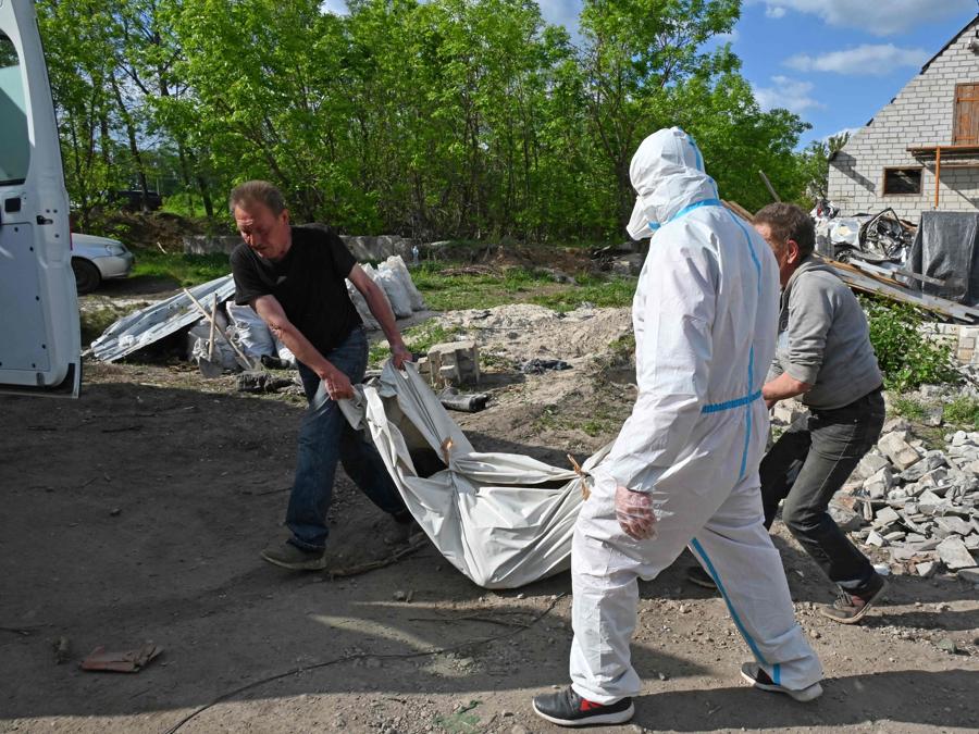 Riesumazioni dalle fosse comuni nella cittadina di  Mala Rogan, presso Kharkiv (Photo by Sergey Bobok / AFP)