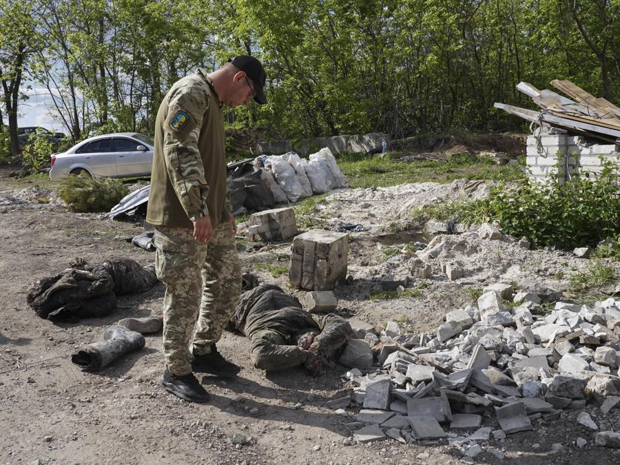 Un caduto russo nella cittadina di  Mala Rohan, presso Kharkiv (EPA/Vasiliy Zhlobsky)