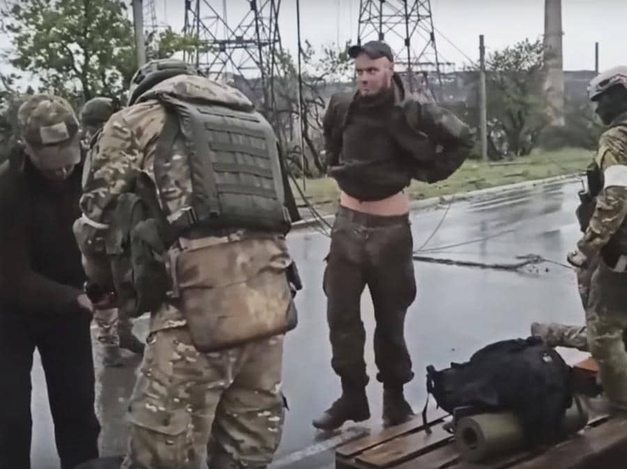 Prigionieri ucriaini a Mariupol (Russian Defense Ministry Press Service via AP)