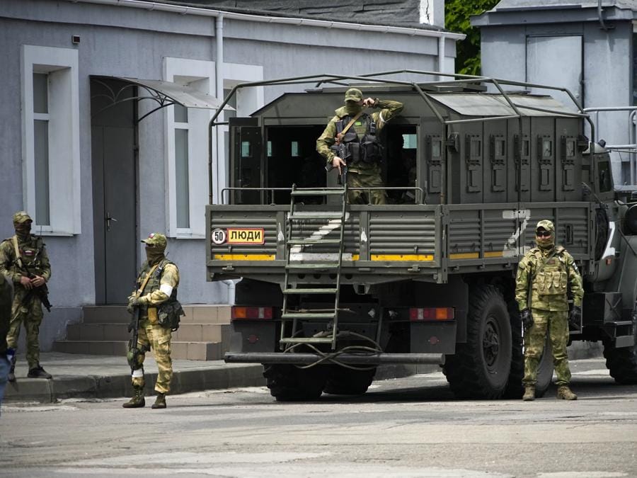 Militari russi a Kherson (AP Photo)