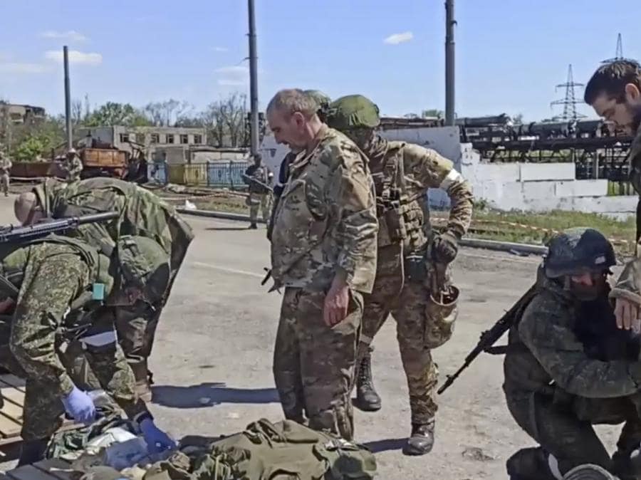 Prigionieri ucraini a Mariupol (Russian Defense Ministry Press Service via AP)