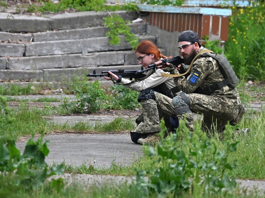 Esercitazioni ucraine nella regione di Kyiv (Photo by Sergei Supinsky / AFP)