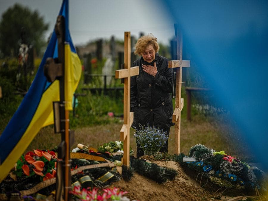 Al cimitero di Kharkiv (Photo by Dimitar Dilkoff / AFP)