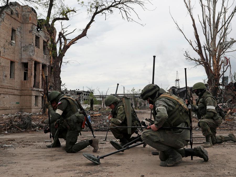 Soldati russi lavorano allo sminamento del territorio dell’acciaieria Azovstal. (Reuters/Alexander Ermochenko)