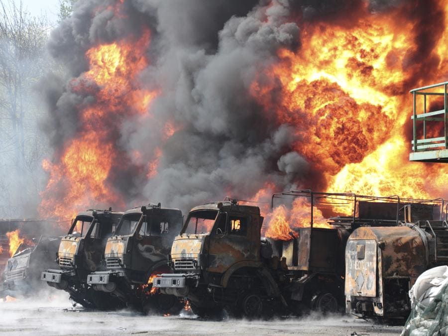 Veicoli militari in fiamme nell’area di  Makiivka, controllata dalle truppe filorusse nella regione di Donetsk (AP Photo)