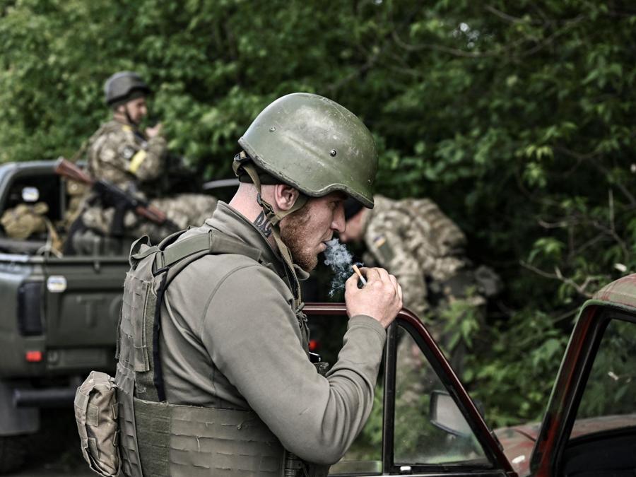 UL’esercito ucraino presso Lysychansk, nel Donbas (Photo by Aris Messinis / AFP)