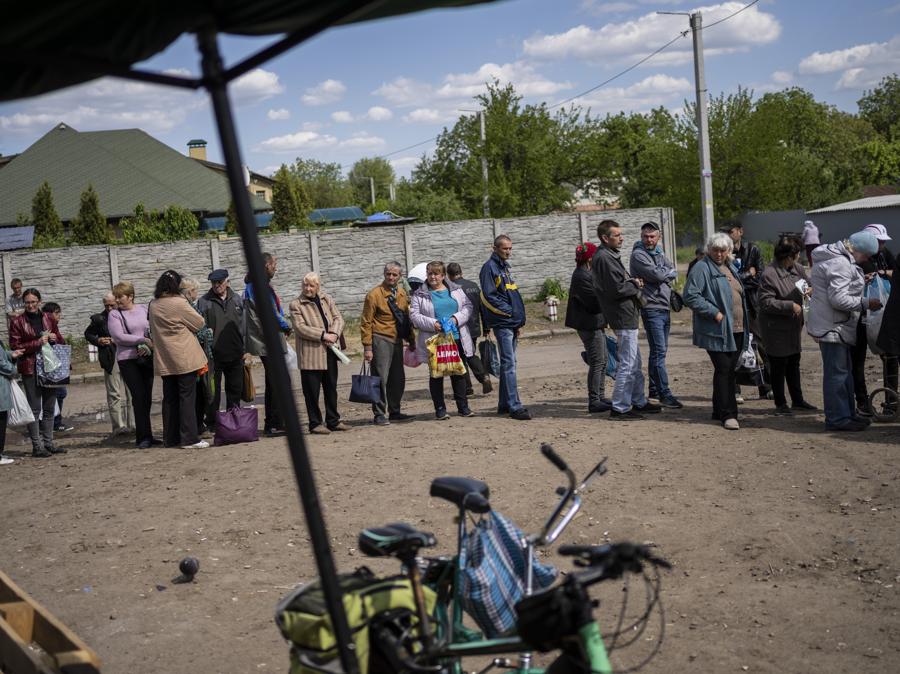 Distribuzione di viveri a  Kharkiv (AP Photo/Bernat Armangue)