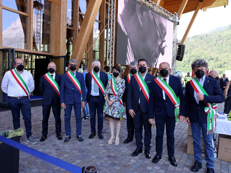 I sindaci della valle agordina presenti al funerale del presidente di EssilorLuxottica Leonardo Del Vecchio al PalaLuxottica di Agordo (ANSA/LUCIANO SOLERO)