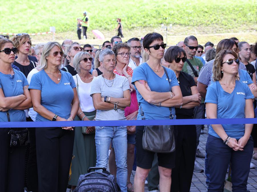 Dipendenti di Luxottica seguono dal maxischermo il funerale del presidente di EssilorLuxottica Leonardo Del Vecchio allÕesterno del PalaLuxottica di Agordo . (ANSA/LUCIANO SOLERO)