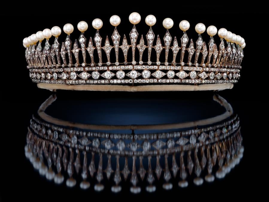 Tiara con perle coltivate e diamanti di inizio XX secolo. 