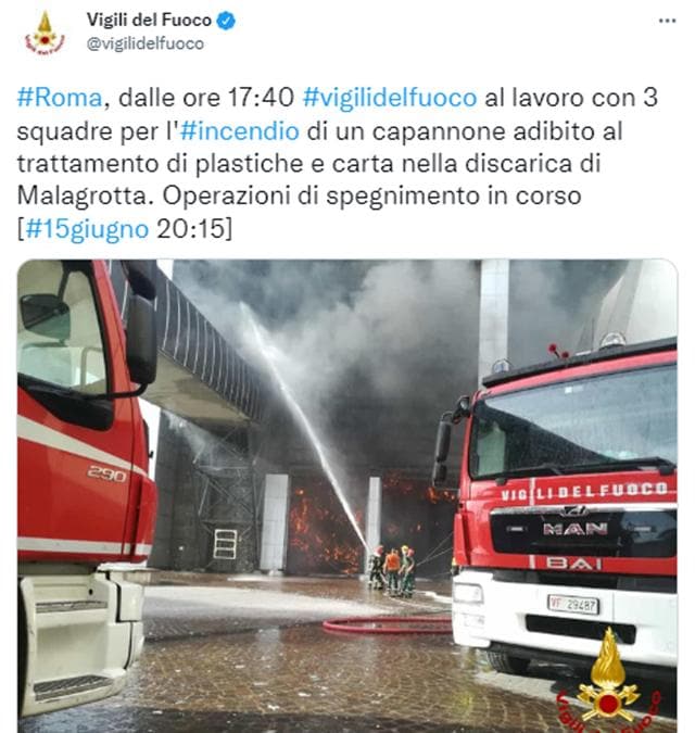 I vigili del fuoco sul luogo dell’incendio scoppiato in un capannone a Malagrotta, la discarica nella zona ovest di Roma, 15 giugno 2022. TWITTER/ VIGILI DEL FUOCO 