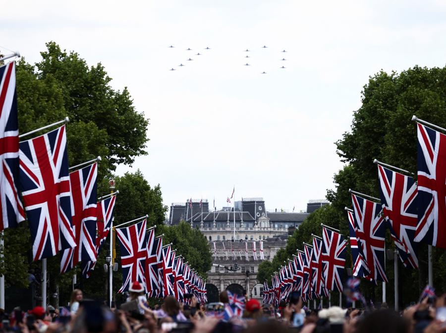 Londra in festa per il Giubileo di Platino, la Regina Elisabetta celebra i  70 anni di regno - RTL 102.5