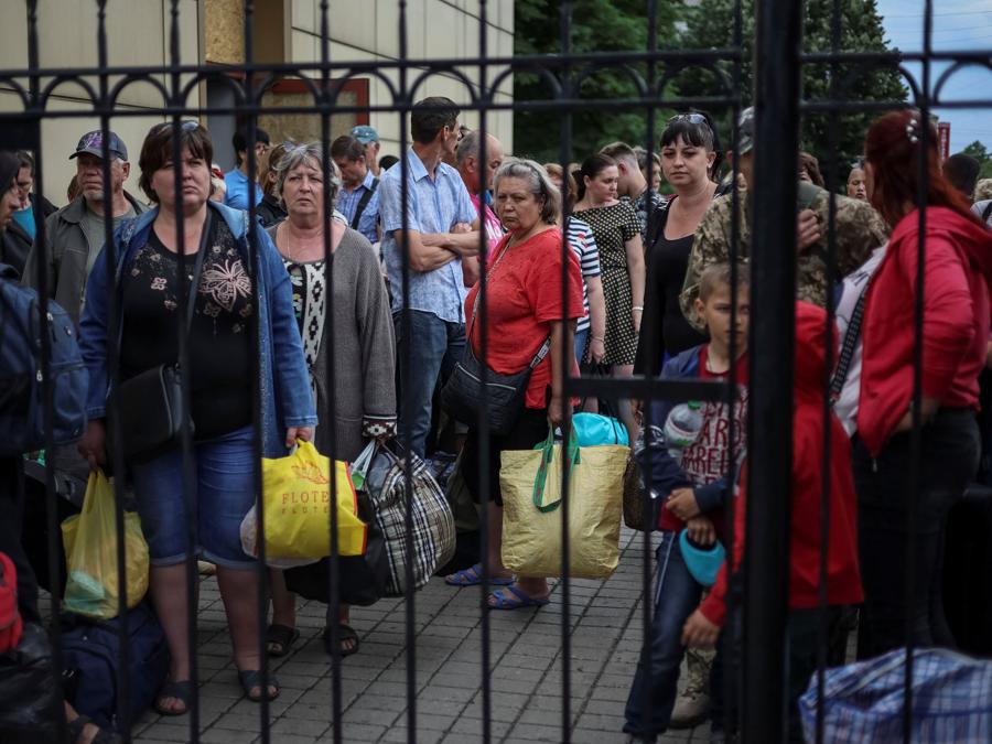 Evacuazioni a  Pokrovsk, nella regione di Donetsk (REUTERS/Gleb Garanich)