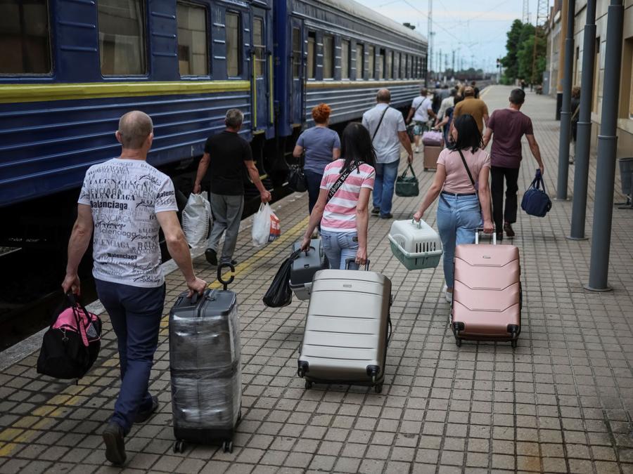 Evacuazioni a  Pokrovsk, nella regione di Donetsk (REUTERS/Gleb Garanich)
