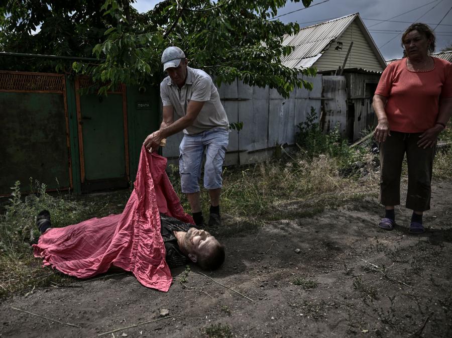 Vittime di bombardamenti a Lysychansk, nella regione del  Donbas (Photo by Aris Messinis / AFP)