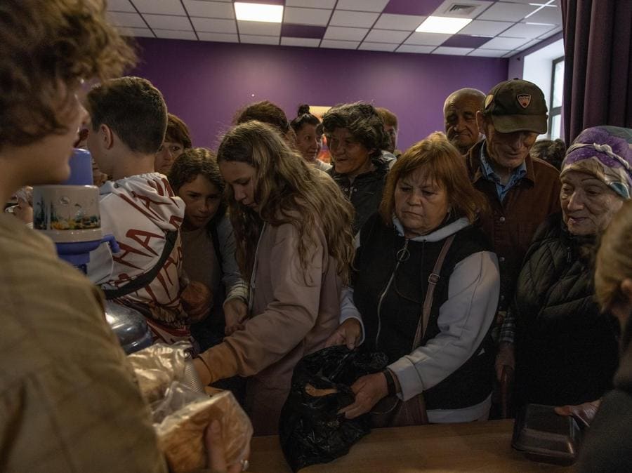 Distribuzione di cibo a  Hostomel, a nordovest di Kyiv (EPA/Roman Pilipey)