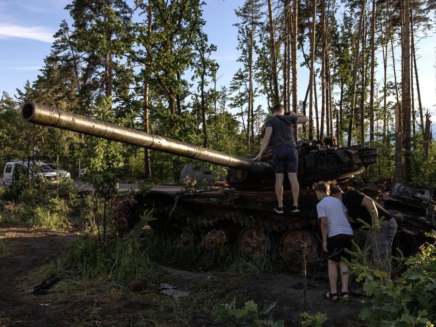 Un tank russo distrutto presso  Irpin (EPA/Roman Pilipey)