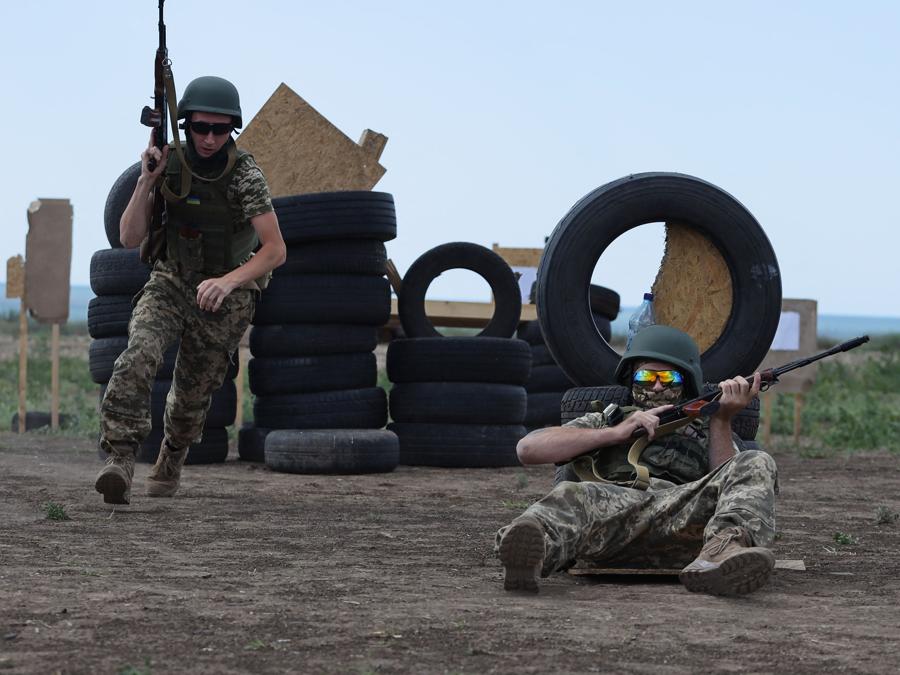 Esercitazioni militari ucraine a Odessa (Photo by Oleksandr Gimanov / AFP)