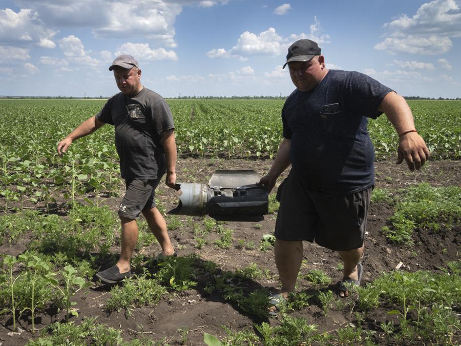 Rimozione di residuati bellici nella regione di  Donetsk (AP Photo/Efrem Lukatsky)