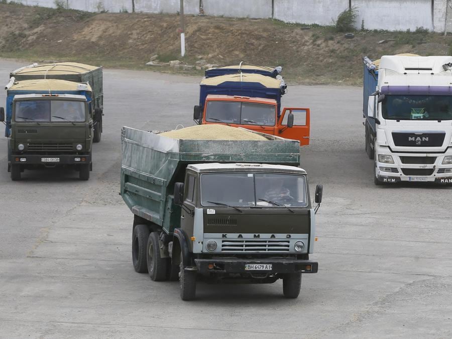 Partenza di convogli per il trasporto di grano da Odessa (EPA/STR)