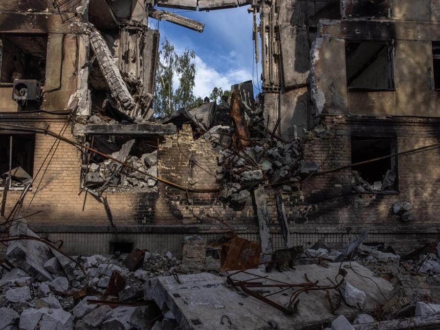 Effetti dei bombardamenti a  Hostomel, a nordovest di Kyiv (EPA/Roman Pilipey)