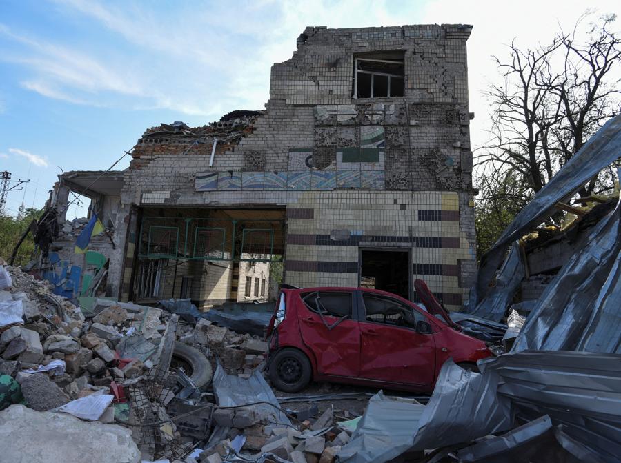 Una vista mostra un edificio di un garage per auto distrutto da un attacco missilistico russo, mentre continua l’attacco russo all’Ucraina, a Dnipro. (REUTERS/Mykola Synelnikov)